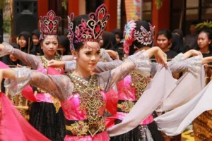 10-tradisi-unik-khas-sunda-yang-masih-lestari-hingga-kini