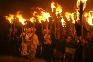 10-festival-paling-aneh-dan-unik-di-seluruh-dunia