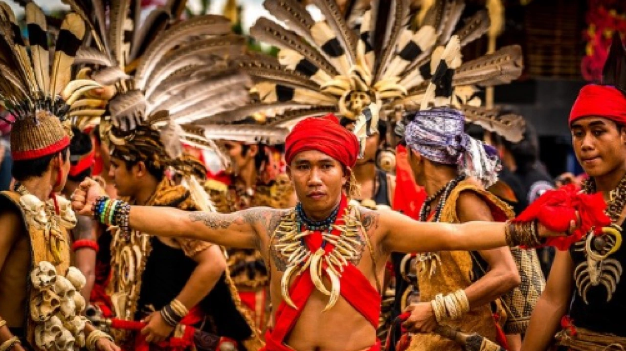 jejak-budaya-borneo-6-tradisi-dayak-yang-melegenda