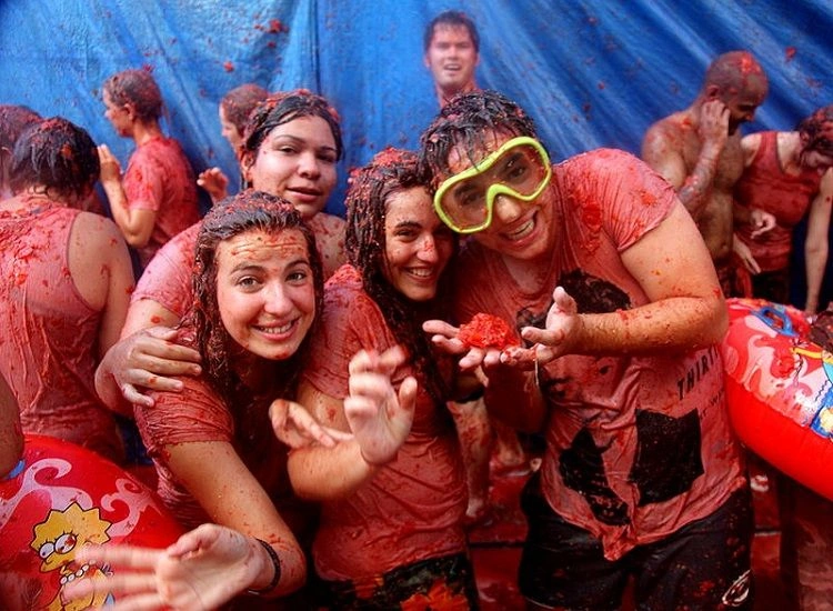 warga-spanyol-melempar-tomat-matang-dengan-gembira-tradisi-la-tomatina